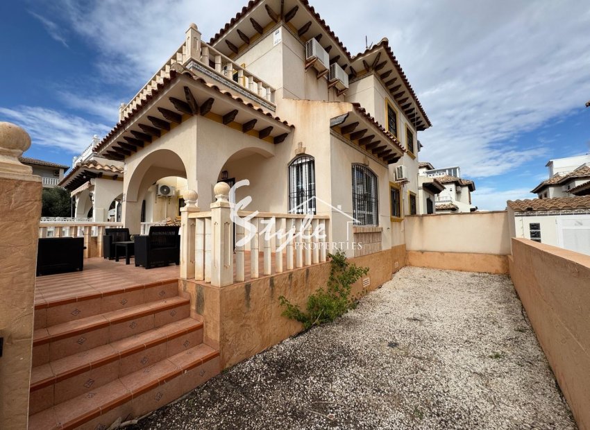 Se vende: casa adosada de 2 dormitorios en un residencial con piscina en Lomas de Cabo Roig, Los Dolses, Costa Blanca, España. ID2348