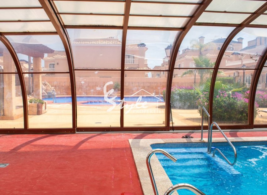 Se vende casa adosada de 2 dormitorios en una urbanización cerrada en Villamartín, Costa Blanca, España. ID2347