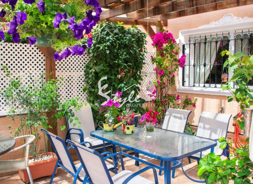 Se vende casa adosada de 2 dormitorios en una urbanización cerrada en Villamartín, Costa Blanca, España. ID2347