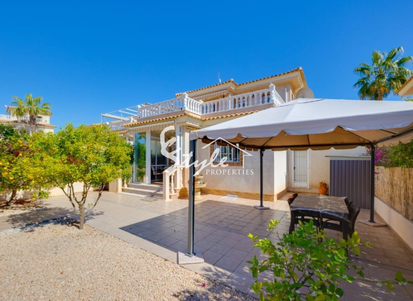 Se vende casa con orientación sur y garaje propio en Los Dolces, La Zenia, Orihuela Costa. ID1927