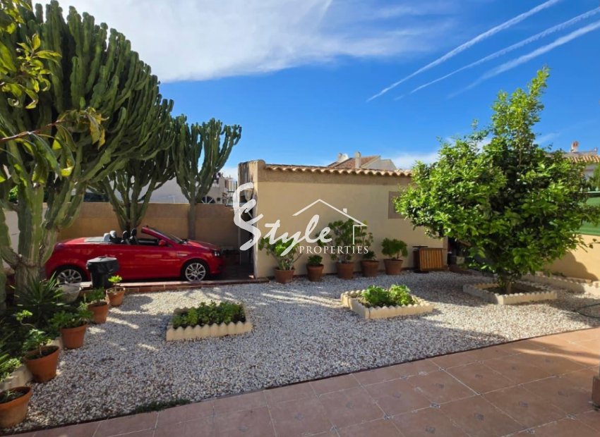 Se vende casa de 3 dormitorios y 2 baños con parcela en Aguas Nuevas, Torrevieja, Costa Blanca. ID1213