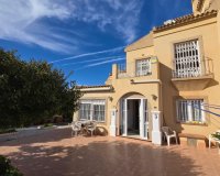 Se vende casa de 3 dormitorios y 2 baños con parcela en Aguas Nuevas, Torrevieja, Costa Blanca. ID1213