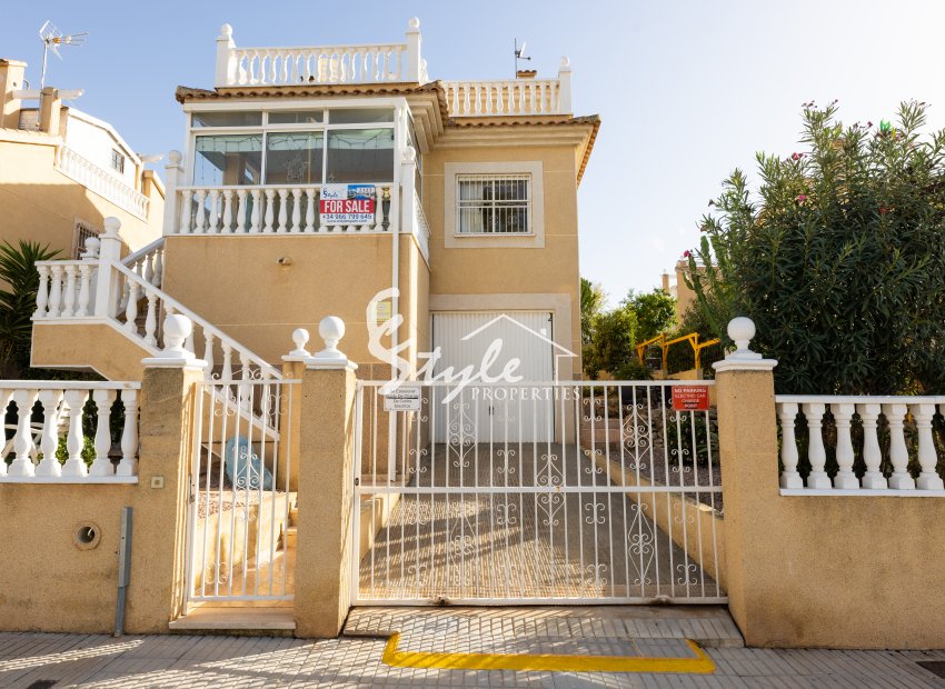 Se vende chalet de 3 dormitorios y gran sótano en Los Altos-La Florida, Costa Blanca, España. ID2322