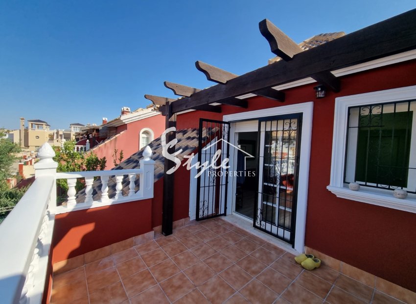 Se vende chalet de 3 habitaciones en Las Filipinas, Villamartín, Orihuela Costa, Costa Blanca. ID 2551