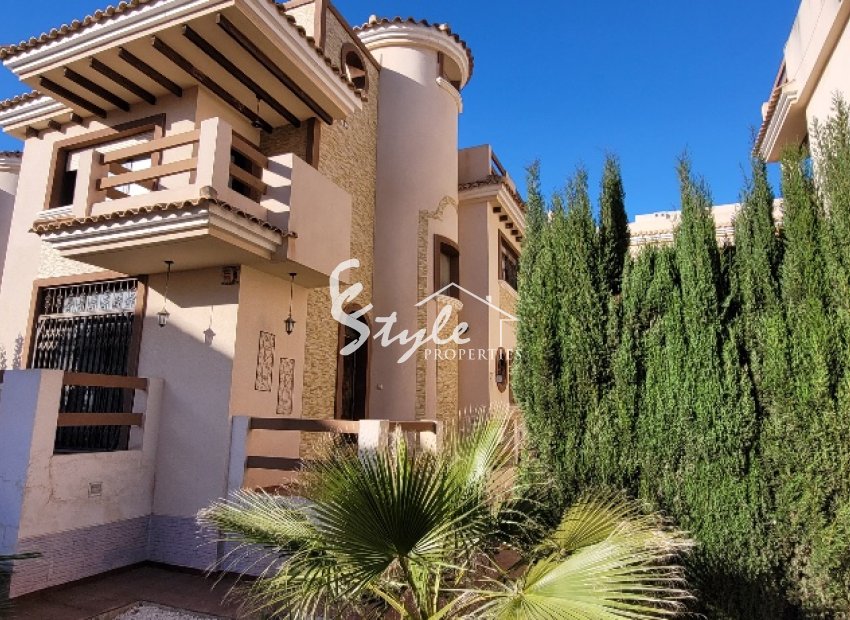 se vende chalet de 6 habitaciones en Villanartin, Las Filipinas,Orihuela Costa, Costa Blanca . ID3385