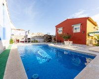 Se vende chalet independiente cerca de la playa en Punta Prima, Costa Blanca, España. ID1882