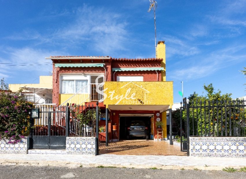 Se vende chalet independiente cerca de la playa en Punta Prima, Costa Blanca, España. ID1882