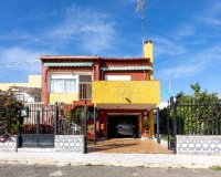 Se vende chalet independiente cerca de la playa en Punta Prima, Costa Blanca, España. ID1882