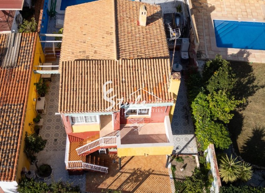 Se vende chalet independiente cerca de la playa en Punta Prima, Costa Blanca, España. ID1882
