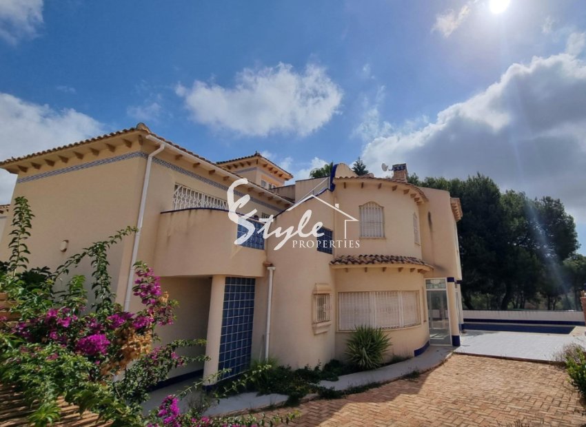 Se vende chalet independiente con vistas al campo de golf en Las Ramblas, Orihuela Costa, España. ID1447