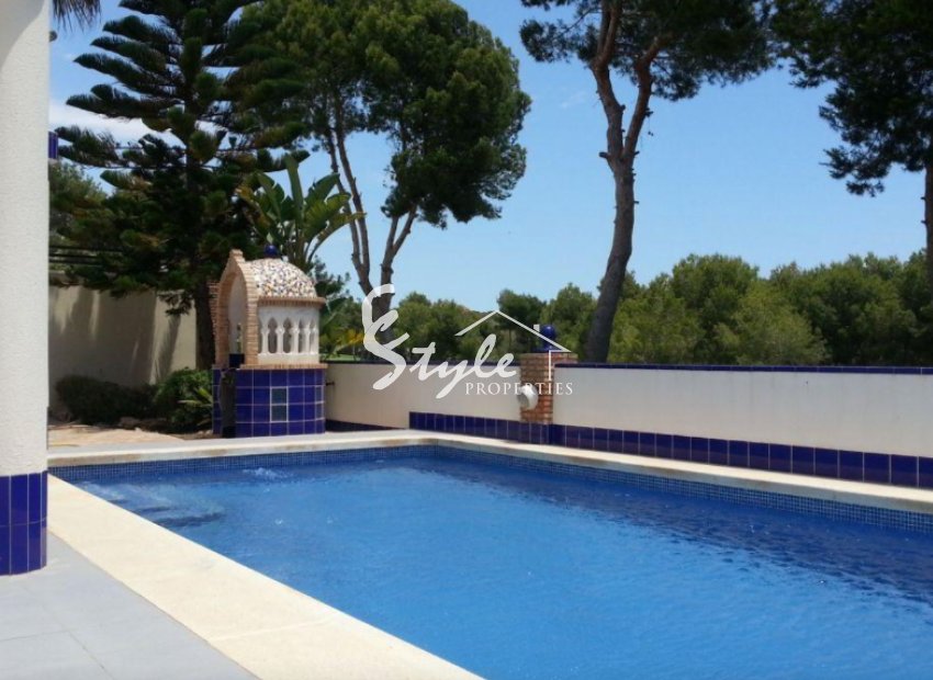 Se vende chalet independiente con vistas al campo de golf en Las Ramblas, Orihuela Costa, España. ID1447