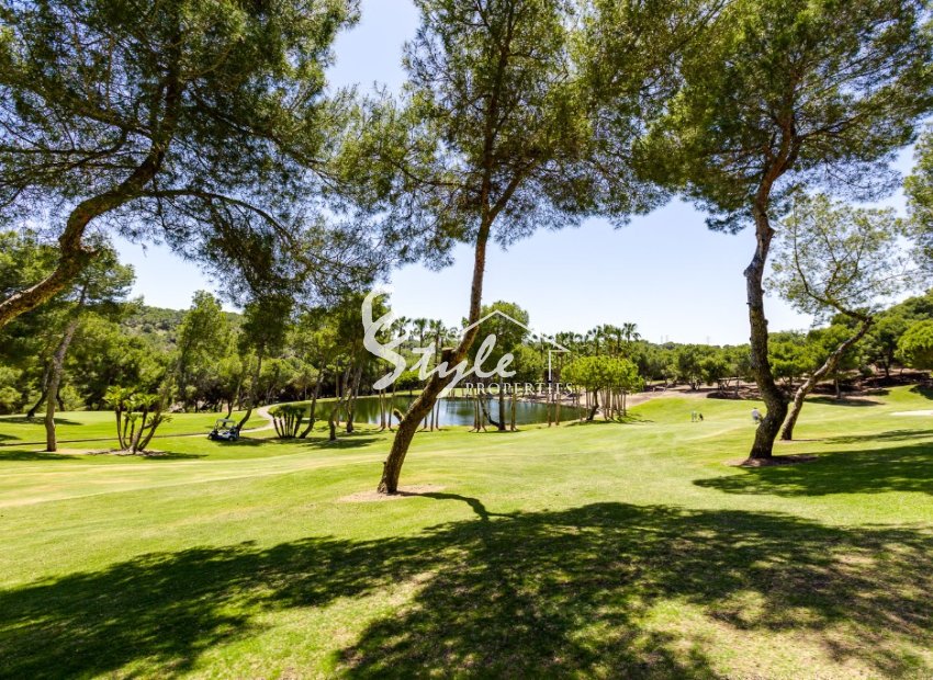 Se vende chalet independiente con vistas al campo de golf en Las Ramblas, Orihuela Costa, España. ID1447