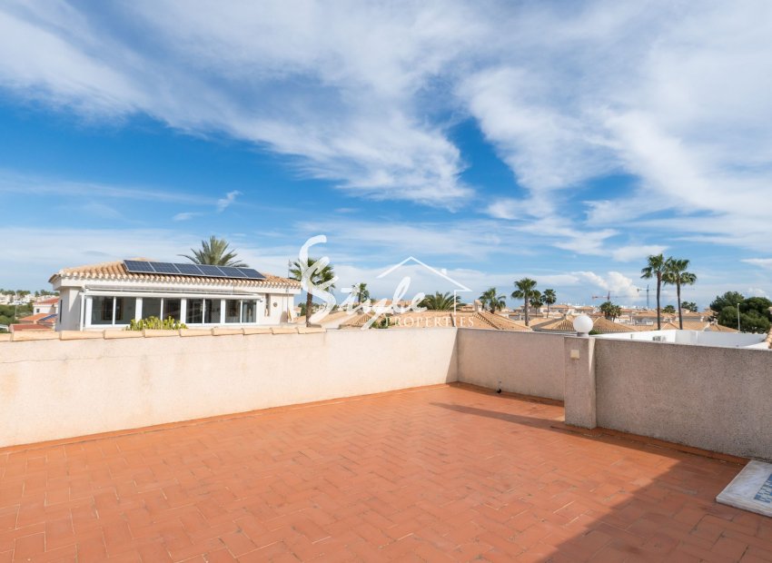 Se vende chalet independiente de una planta con 3 dormitorios en Playa Flamenca, Costa Blanca, España. ID2334