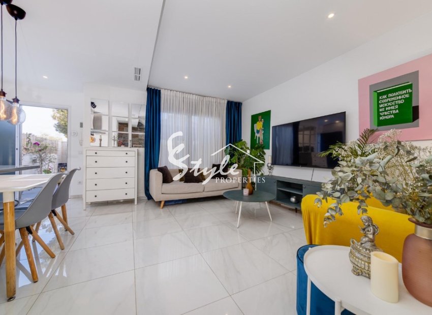 se vende chalet pareado en Villamartin, Orihuela Costa, Costa Blanca. ID 2683