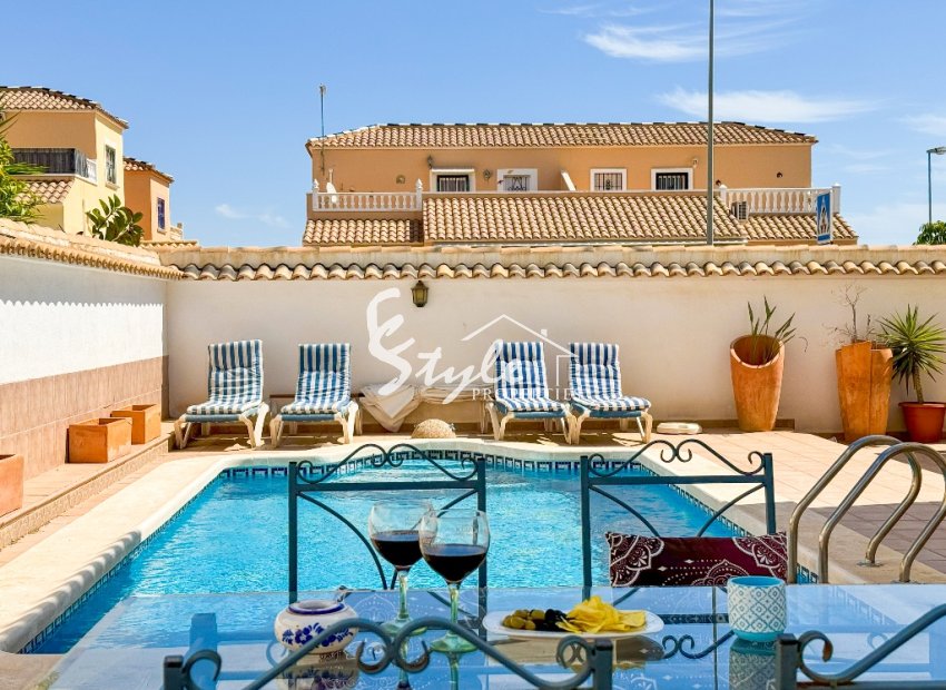 Se vende chalet villa en Punta Prima, Orihuela Costa, Costa Blanca, Spain. ID2633