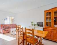 Se vende cómoda casa adosada en urbanización cerrada con piscina en Punta Prima, Los Altos, Costa Blanca. ID2552