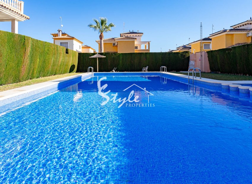 Se vende cómoda casa adosada en urbanización cerrada con piscina en Punta Prima, Los Altos, Costa Blanca. ID2552