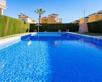 Se vende cómoda casa adosada en urbanización cerrada con piscina en Punta Prima, Los Altos, Costa Blanca. ID2552