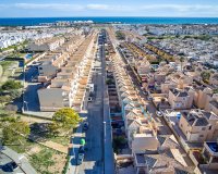 Se vende cómoda casa adosada en urbanización cerrada con piscina en Punta Prima, Los Altos, Costa Blanca. ID2552