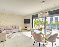 Se vende elegante y confortable villa con piscina privada en una zona tranquila de Ciudad Quesada, Costa Blanca, España. ID2328