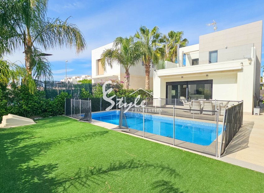 Se vende elegante y confortable villa con piscina privada en una zona tranquila de Ciudad Quesada, Costa Blanca, España. ID2328