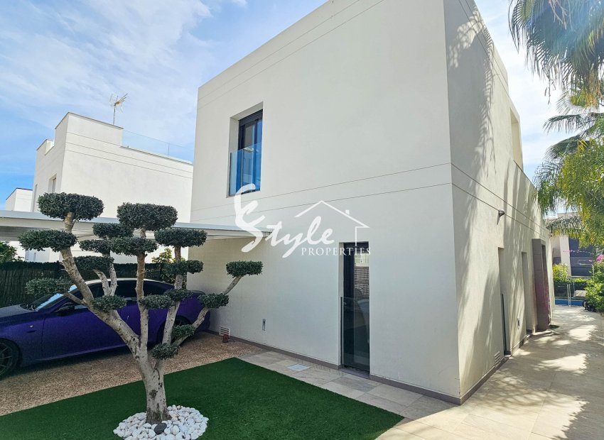 Se vende elegante y confortable villa con piscina privada en una zona tranquila de Ciudad Quesada, Costa Blanca, España. ID2328