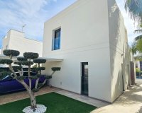 Se vende elegante y confortable villa con piscina privada en una zona tranquila de Ciudad Quesada, Costa Blanca, España. ID2328