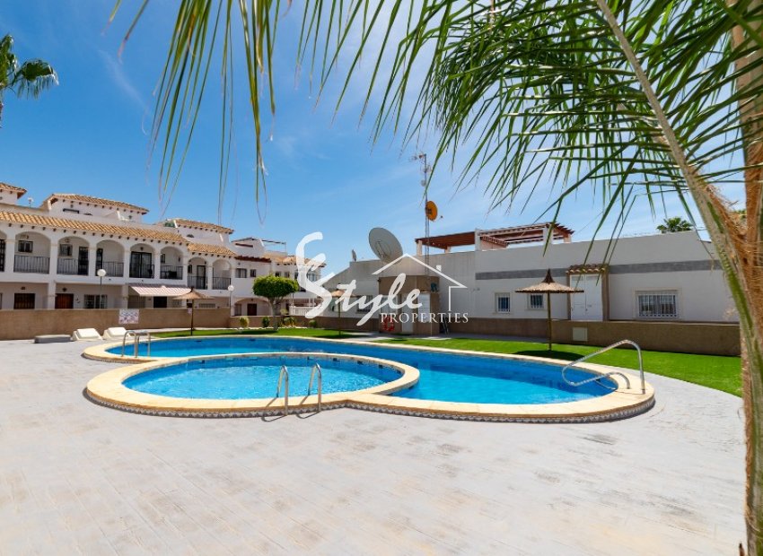 Se vende encantadora casa adosada con aparcamiento en La Cinuelica, Punta Prima, Orihuela Costa. ID1970