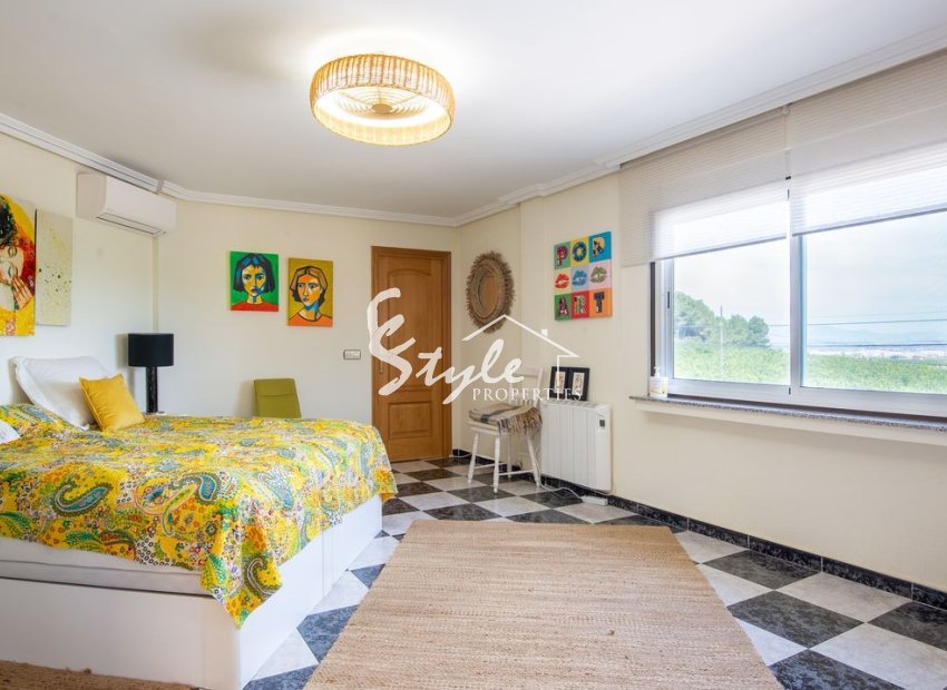 Se vende espaciosa villa de 4 dormitorios en Algorfa, Costa Blanca, España. ID1929