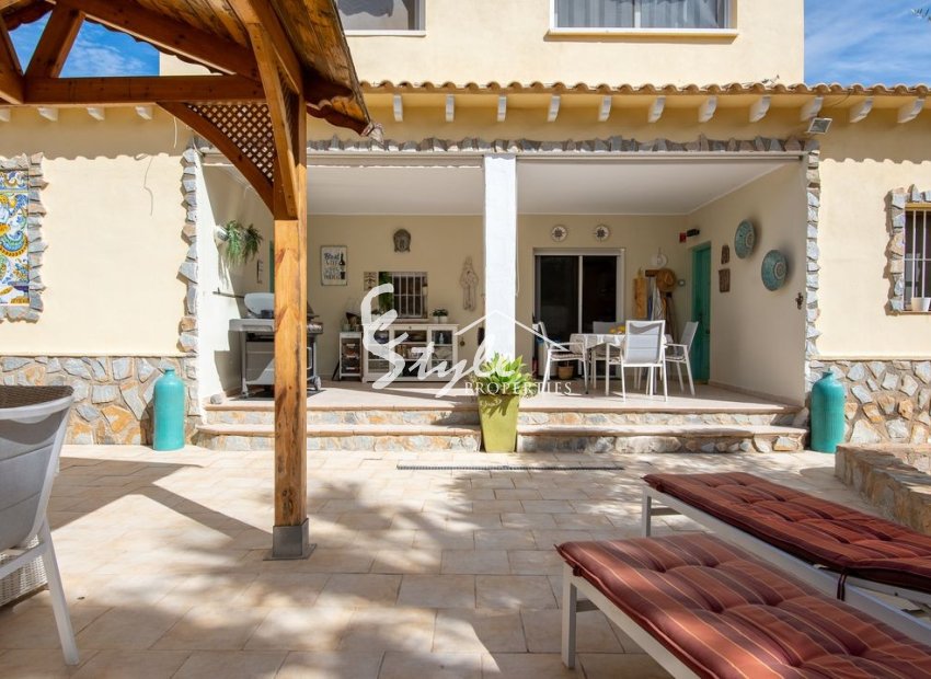 Se vende espaciosa villa de 4 dormitorios en Algorfa, Costa Blanca, España. ID1929