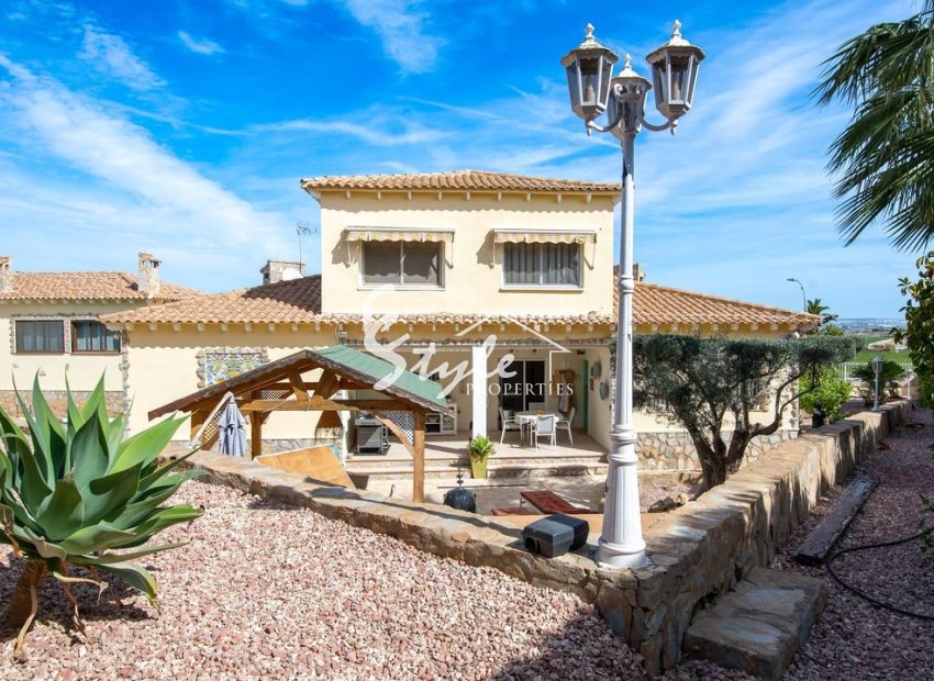 Se vende espaciosa villa de 4 dormitorios en Algorfa, Costa Blanca, España. ID1929