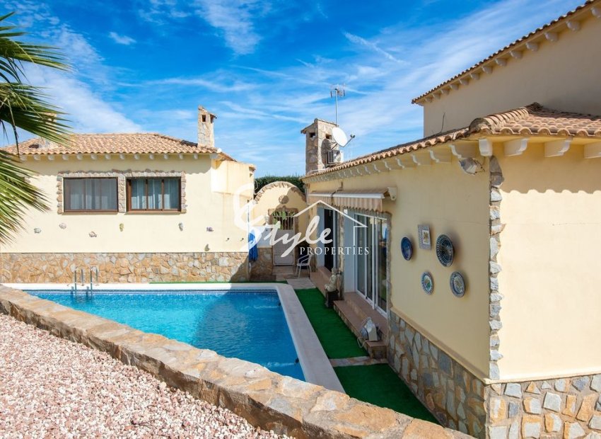 Se vende espaciosa villa de 4 dormitorios en Algorfa, Costa Blanca, España. ID1929