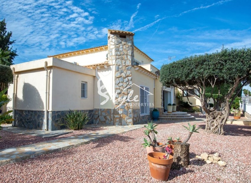 Se vende espaciosa villa de 4 dormitorios en Algorfa, Costa Blanca, España. ID1929