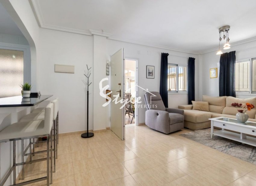 Se vende espacioso adosado en esquina con 3 dormitorios en Zeniamar, Playa Flamenca, Costa Blanca. ID2296