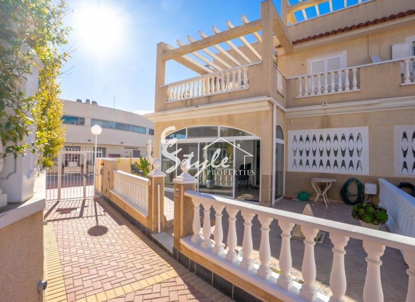 Se vende espacioso adosado en esquina con 3 dormitorios en Zeniamar, Playa Flamenca, Costa Blanca. ID2296