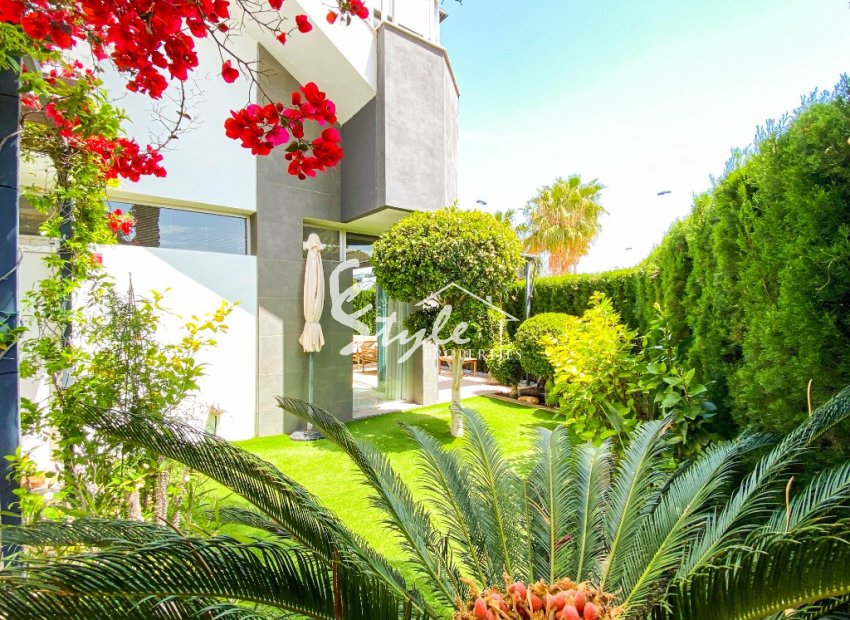 Se vende moderno apartamento de 3 dormitorios en planta baja con jardín en Punta Prima, Orihuela Costa. ID2688