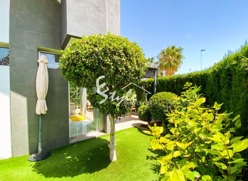 Se vende moderno apartamento de 3 dormitorios en planta baja con jardín en Punta Prima, Orihuela Costa. ID2688