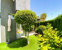Se vende moderno apartamento de 3 dormitorios en planta baja con jardín en Punta Prima, Orihuela Costa. ID2688