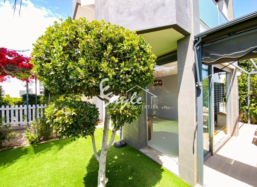 Se vende moderno apartamento de 3 dormitorios en planta baja con jardín en Punta Prima, Orihuela Costa. ID2688