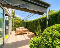 Se vende moderno apartamento de 3 dormitorios en planta baja con jardín en Punta Prima, Orihuela Costa. ID2688