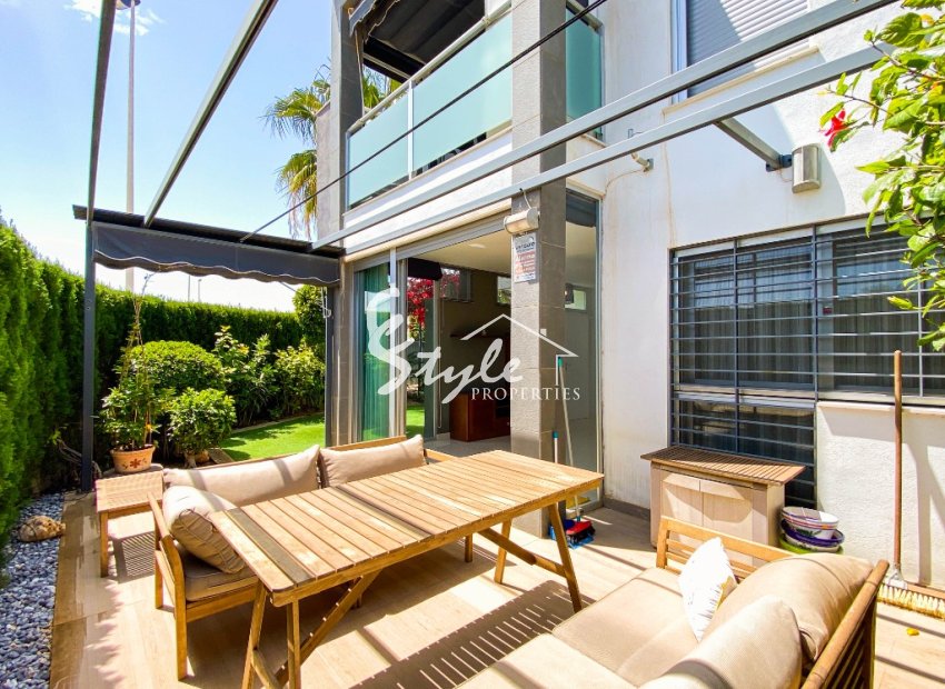 Se vende moderno apartamento de 3 dormitorios en planta baja con jardín en Punta Prima, Orihuela Costa. ID2688