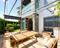 Se vende moderno apartamento de 3 dormitorios en planta baja con jardín en Punta Prima, Orihuela Costa. ID2688