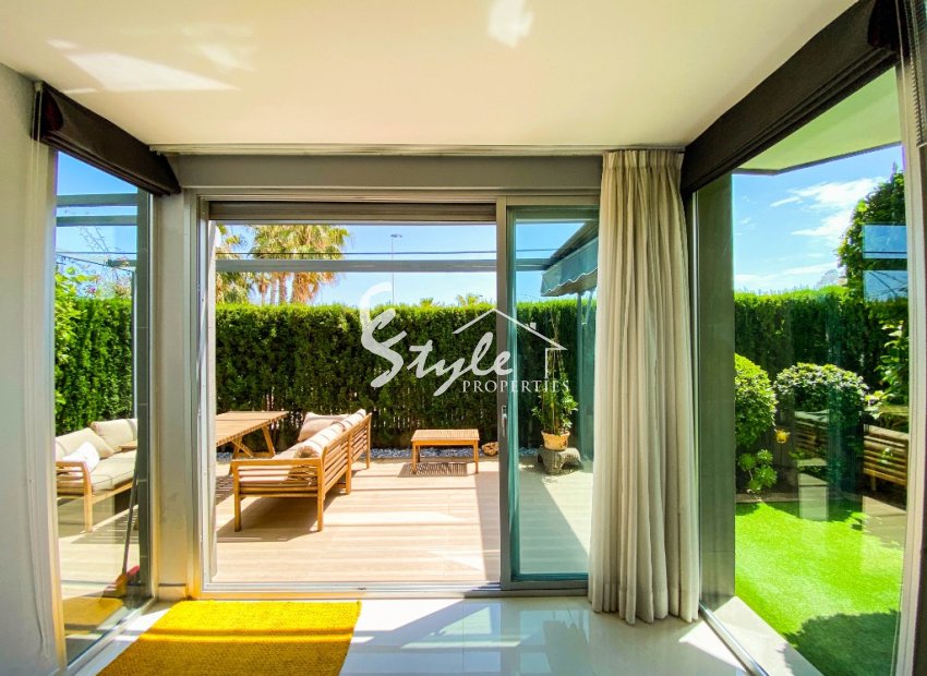 Se vende moderno apartamento de 3 dormitorios en planta baja con jardín en Punta Prima, Orihuela Costa. ID2688