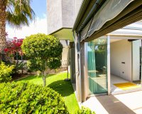 Se vende moderno apartamento de 3 dormitorios en planta baja con jardín en Punta Prima, Orihuela Costa. ID2688