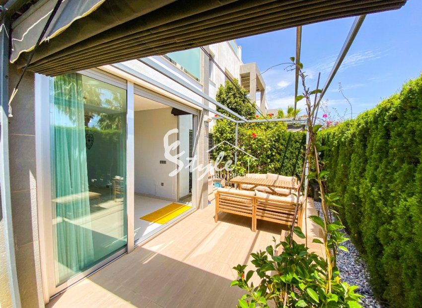 Se vende moderno apartamento de 3 dormitorios en planta baja con jardín en Punta Prima, Orihuela Costa. ID2688