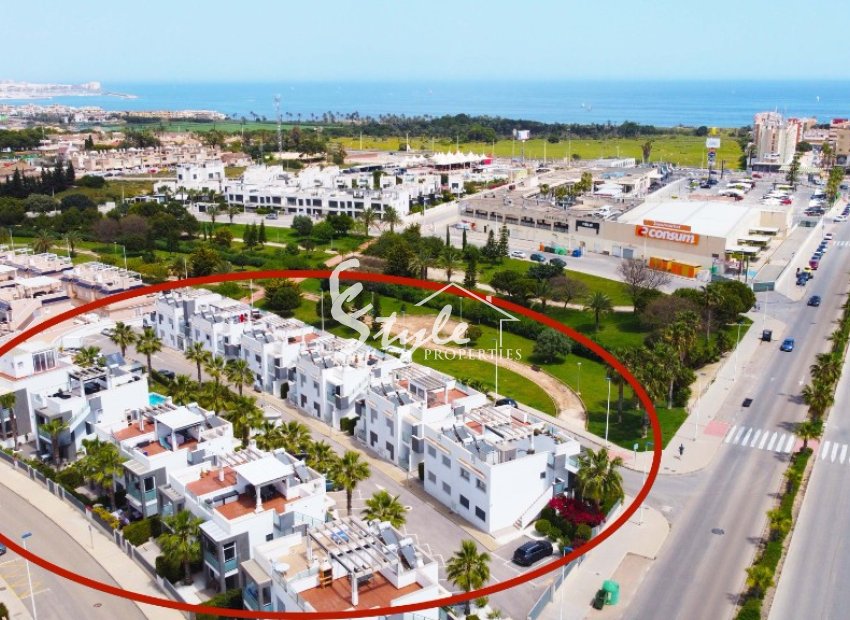 Se vende moderno apartamento de 3 dormitorios en planta baja con jardín en Punta Prima, Orihuela Costa. ID2688