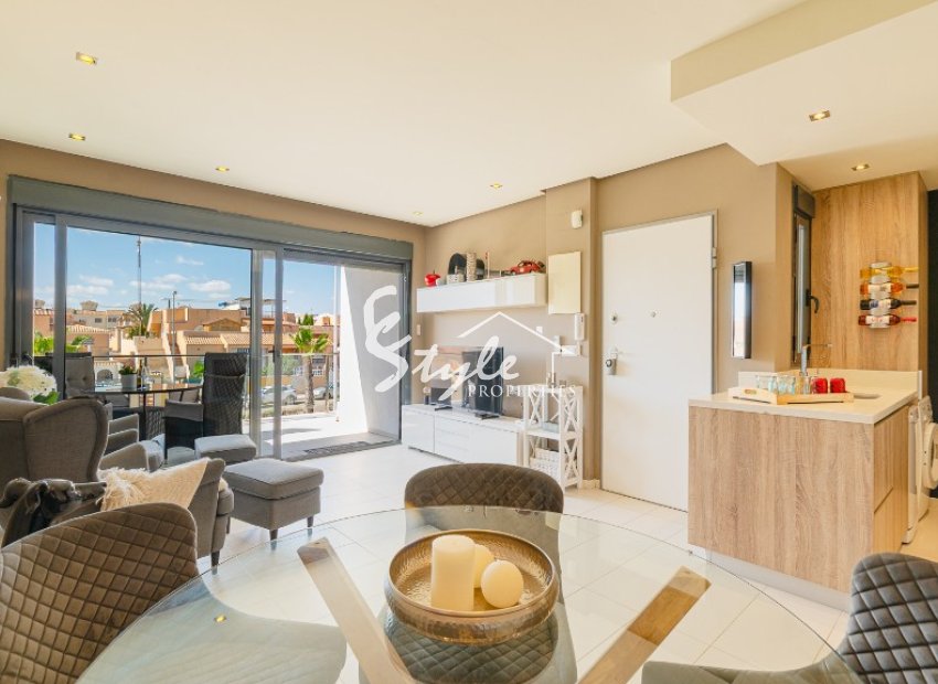 Se vende moderno ático con orientación sur y aparcamiento en La Ceñuela, Punta Prima, Costa Blanca. ID1985