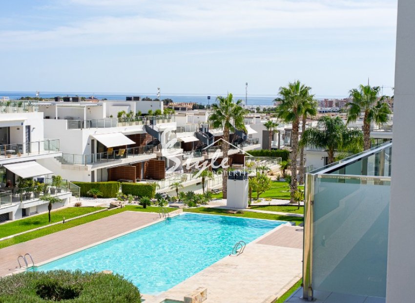 Se vende moderno ático con orientación sur y aparcamiento en La Ceñuela, Punta Prima, Costa Blanca. ID1985