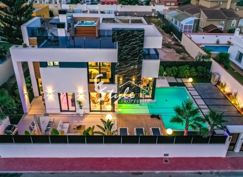 Se Vende Nueva villa de diseño moderno con alta tecnología en Torreta Florida, Torrevieja. IDON280