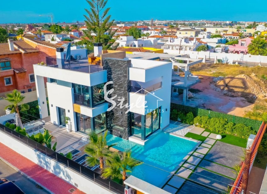 Se Vende Nueva villa de diseño moderno con alta tecnología en Torreta Florida, Torrevieja. IDON280